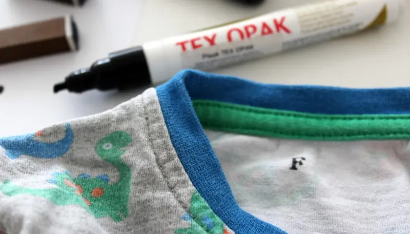 Marker do tkanin i koszulka z dinozaurami. Idealne rozwiązanie, jak podpisać ubrania do przedszkola, by się nie zgubiły.