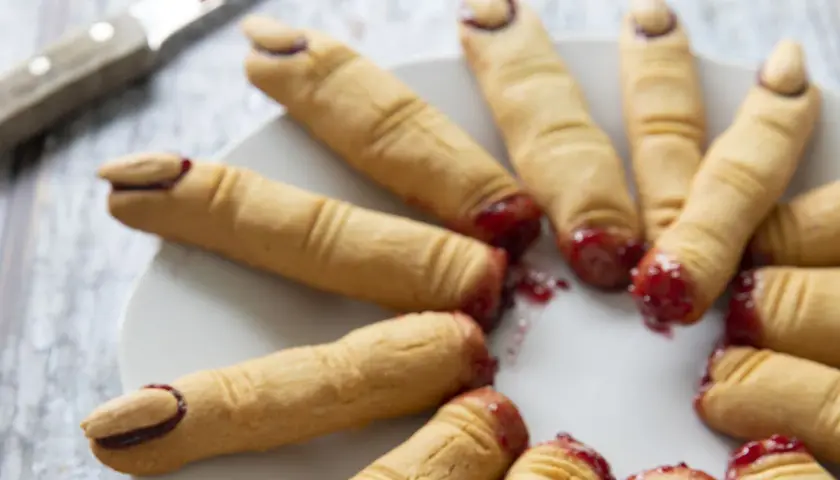 Biscuits en forme de doigts ensanglantés, un dessert d'Halloween effrayant et délicieux.