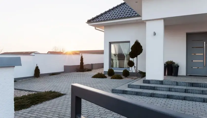 Jaką kostkę do białej elewacji wybrać, aby uniknąć błędów?