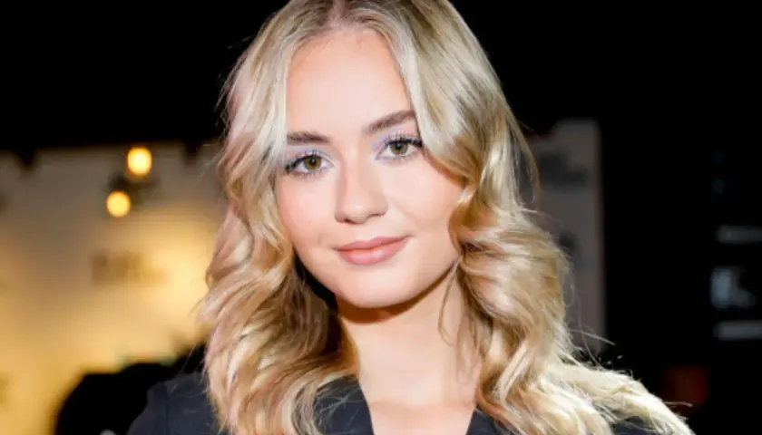 Julia Kostera, młoda influencerka, z falowanymi blond włosami i delikatnym makijażem.