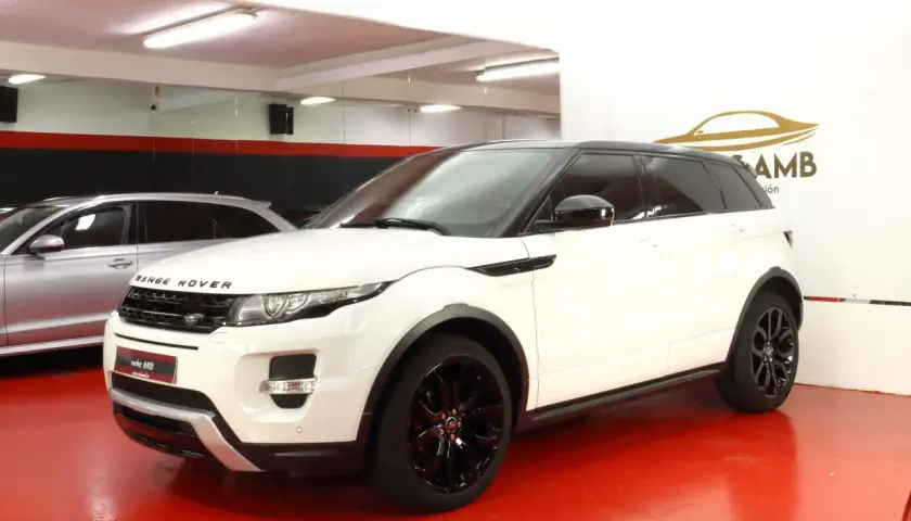 Range Rover Evoque 2.2 190 CV: opiniones sobre este elegante SUV blanco con techo negro.