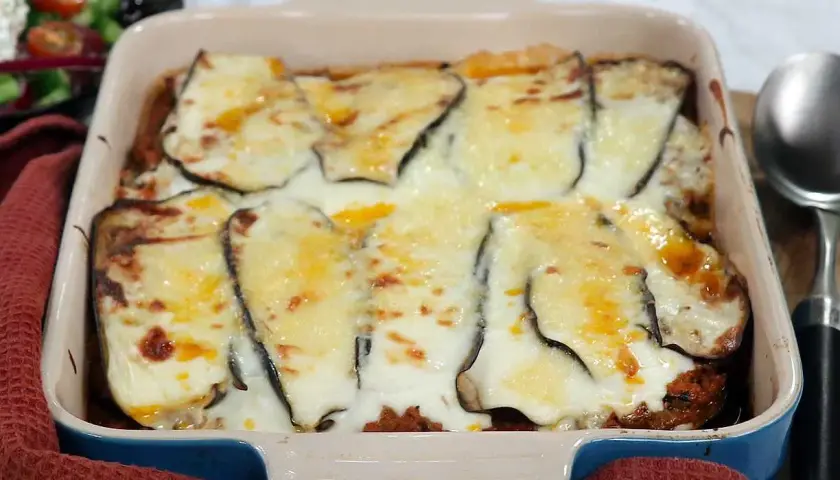 En ugnsbakad moussaka zeina med aubergine och smält ost. En härlig rätt som ser otroligt god ut.