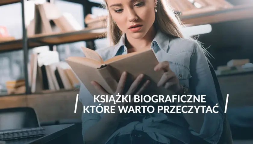 Młoda kobieta czyta książki biograficzne bestsellery, siedząc w bibliotece.