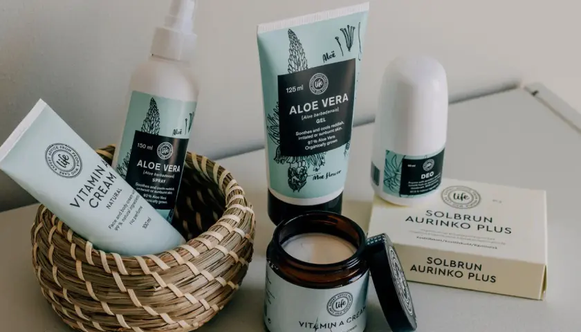 Hudvårdsprodukter med aloe vera, inklusive kräm, spray och gel. Perfekt för att lugna huden efter solning.