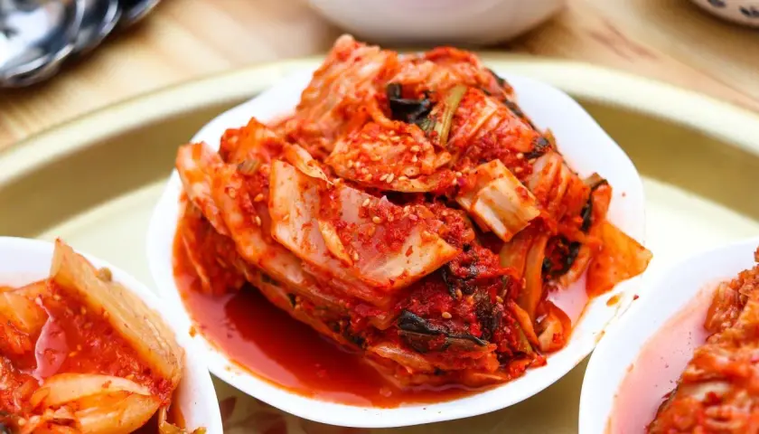Kimchi: Co to jest? Skład, właściwości i jak zrobić koreański superfood