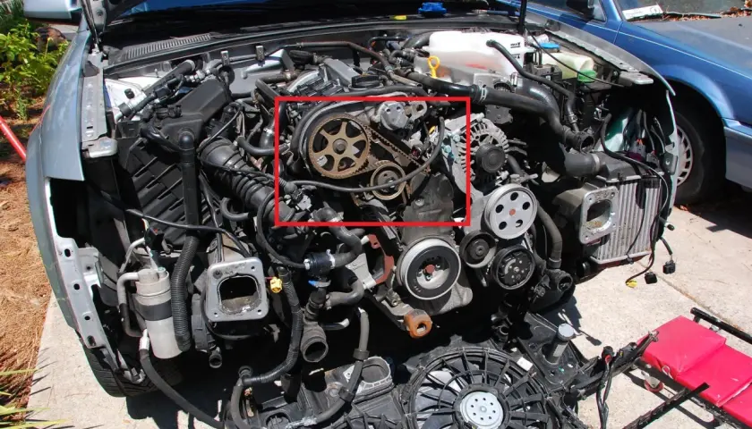 Motor de coche con correa de distribución marcada. ¡15 años sin cambiar correa distribución!