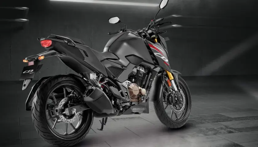 Honda CB300F negra, lista para la aventura urbana. Diseño moderno y ágil.