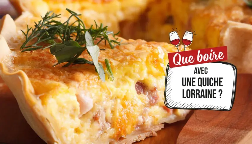 Une part de quiche lorraine garnie d'herbes, avec un texte "Que boire avec une quiche lorraine ?" et des verres de vin.