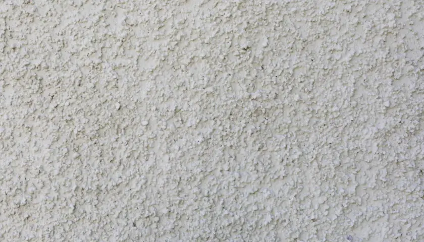 Tynk gipsowy czy cementowo-wapienny? Decyzja, która oszczędzi Ci kosztów