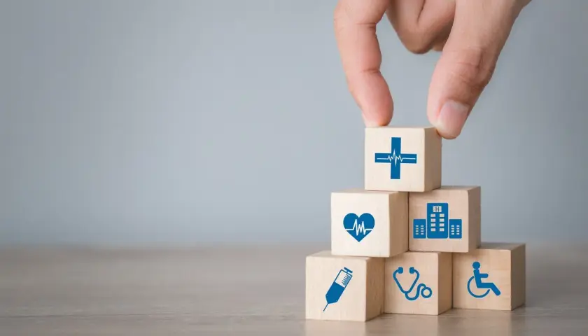 Budowanie systemu wsparcia dla osób z mops znaczny stopień niepełnosprawności: serce, szpital, krzyż, strzykawka, stetoskop, wózek inwalidzki.