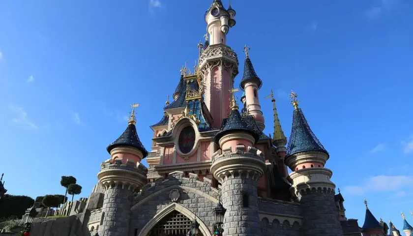Zamek w Disneyland Paris, marzenie o zakupie biletów do krainy magii.