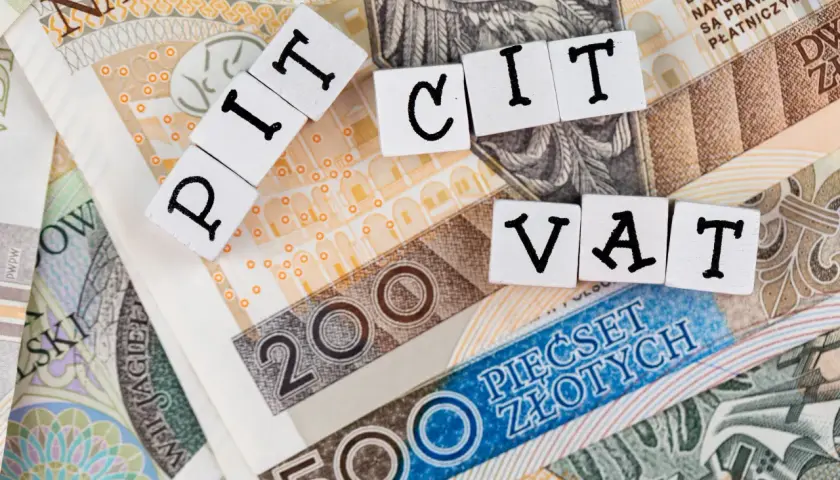 Klocki z napisami PIT i VAT leżą na banknotach 200 i 500 zł. To wzór remanentu likwidacyjnego.