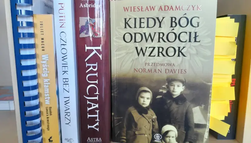 Okładka książki "Kiedy Bóg odwrócił wzrok" z portretem dzieci. Obok inne tytuły: "Putin człowiek bez twarzy", "Krucjaty", "Wyścig kłamstw".