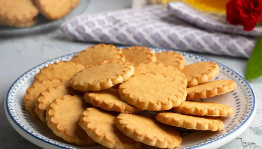 Stos ciasteczek na talerzu, idealnych do kawy. Ten prosty przepis na ciasteczka zachwyci każdego.