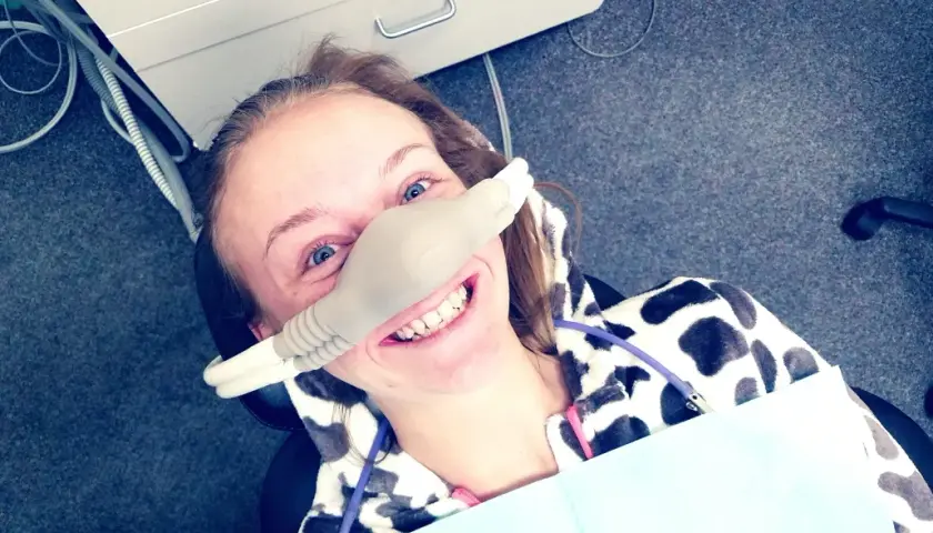 Jak działa gaz rozweselający u dentysty i jak wpływa na komfort pacjenta