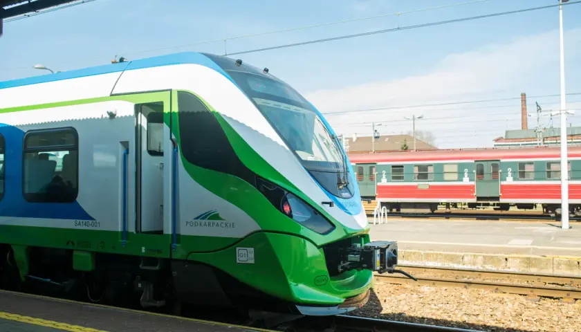 Nowoczesny pociąg z Podkarpacia czeka na pasażerów. Niedługo ruszy w podróż z Rzeszowa do Ustrzyk Dolnych.