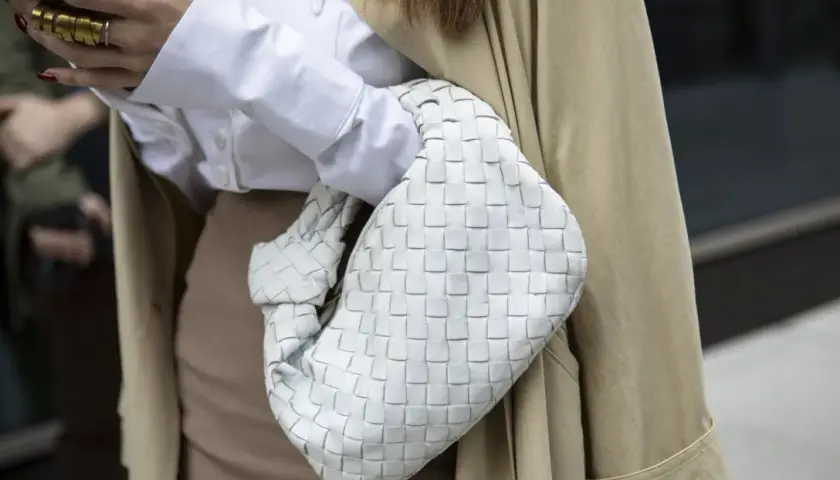 Czy białe torebki są modne? Poznaj najnowsze trendy i stylizacje