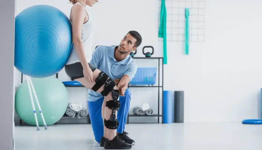 Skuteczna rehabilitacja po endoprotezie kolana: ćwiczenia i porady