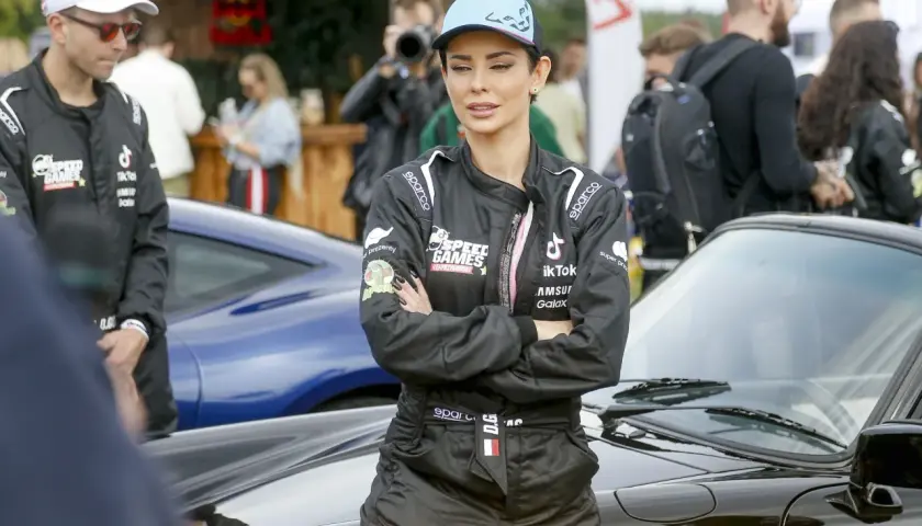 Dorota Gardias w stroju rajdowym, obok niej stoi jej partner.