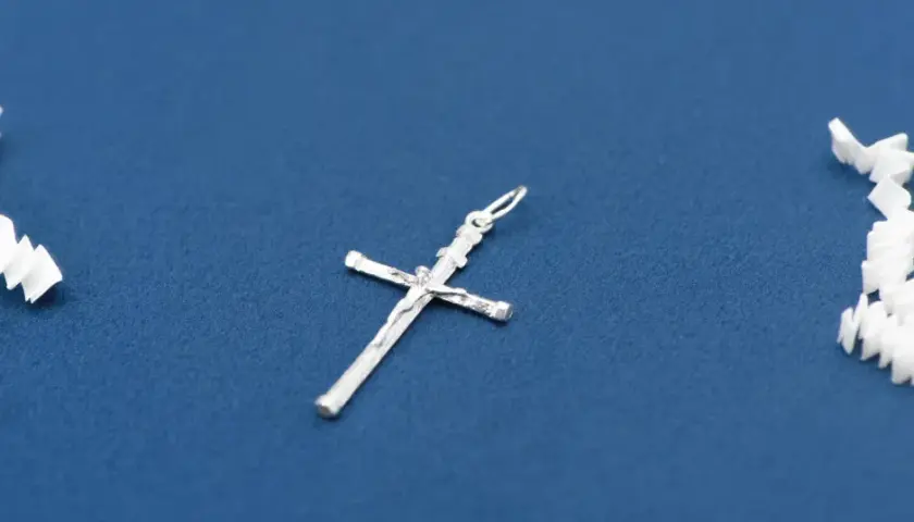 Dlaczego nie daje się krzyżyka w prezencie? Odkryj przesądy i tradycje