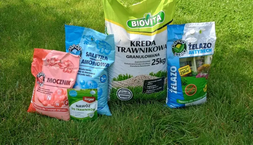 Pięć worków nawozów: mocznik, saletra amonowa, kreda trawnikowa, nawóz do trawników i żelazo antymech.