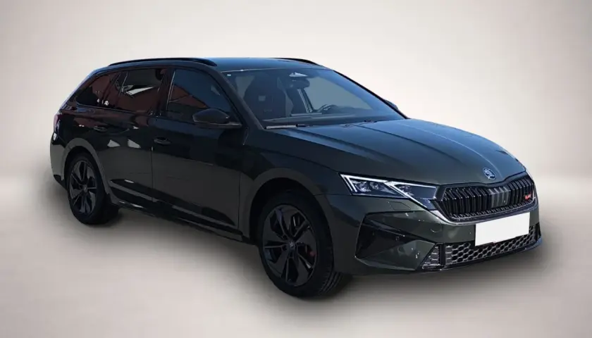 Skoda Octavia RS, una delle migliori auto diesel, in un elegante verde scuro, con cerchi neri e dettagli sportivi.
