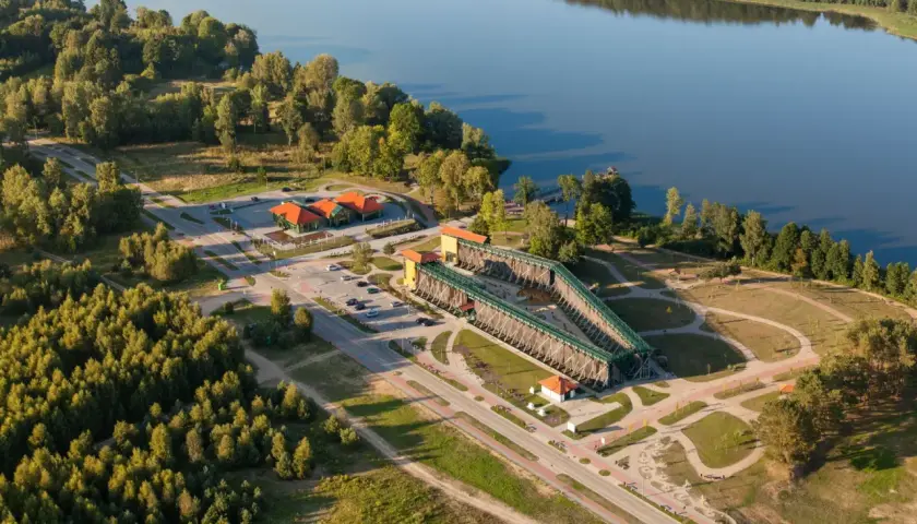 Gołdap uzdrowisko: imponująca tężnia solankowa i jezioro otoczone zielenią.