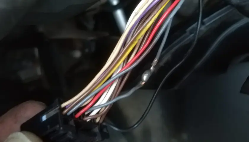 Wilipidemia wiązka przewodów w Renault, być może związana z błędem DTC B1211. Widoczne jest lutowane połączenie.