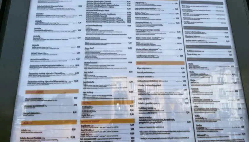 Ile kosztuje duża cola w McDonald's? Na tej karcie menu znajdziesz ceny napojów, w tym dużych col.