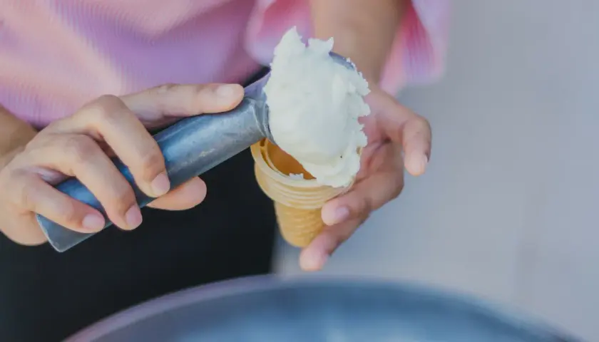 Nakładanie lodów do wafelka. Czy lody są lekkostrawne? Zależy od składników, ale ten wygląda apetycznie.