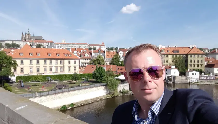 Praga zachwyca! Zastanawiasz się, co warto kupić w Pradze? Oprócz pamiątek, warto zobaczyć zamek i Muzeum Kafki.