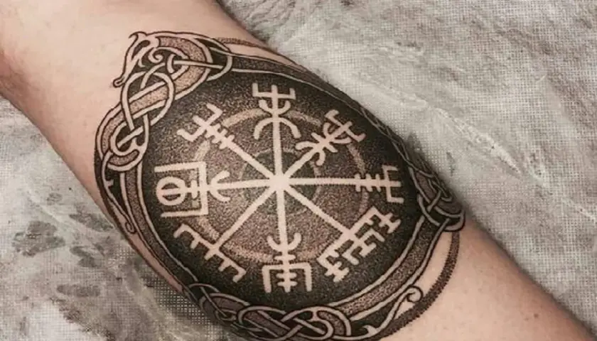 Tatuaż kompas wikingów, Vegvísir, symbolizuje odnalezienie drogi i ochronę w podróży.