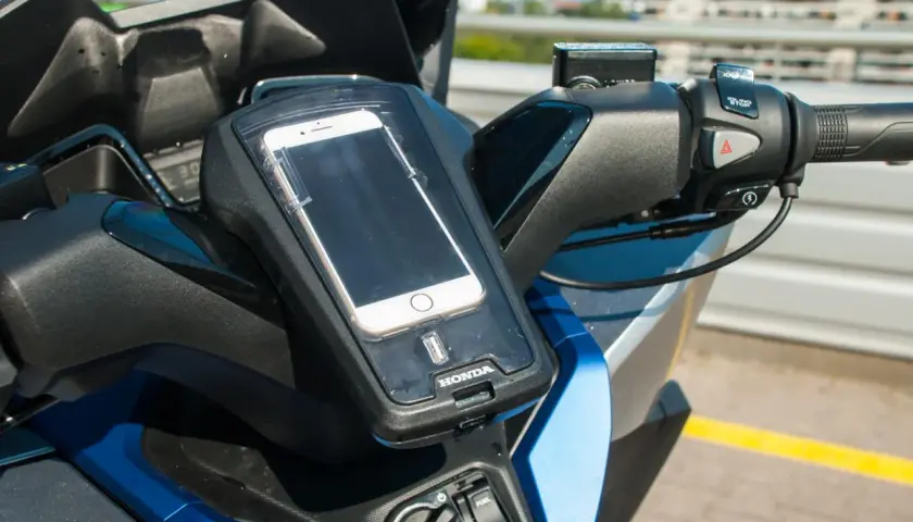 Uchwyt na telefon Honda Forza 125 z wbudowanym portem USB, gotowy na każdą podróż.