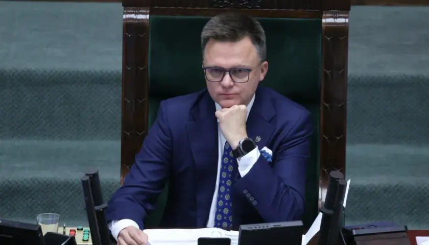 Szymon Hołownia w fotelu marszałka Sejmu. Jego kandydatura na prezydenta budzi sprzeciw wewnątrz koalicji rządzącej, co widać po jego zamyślonej minie.