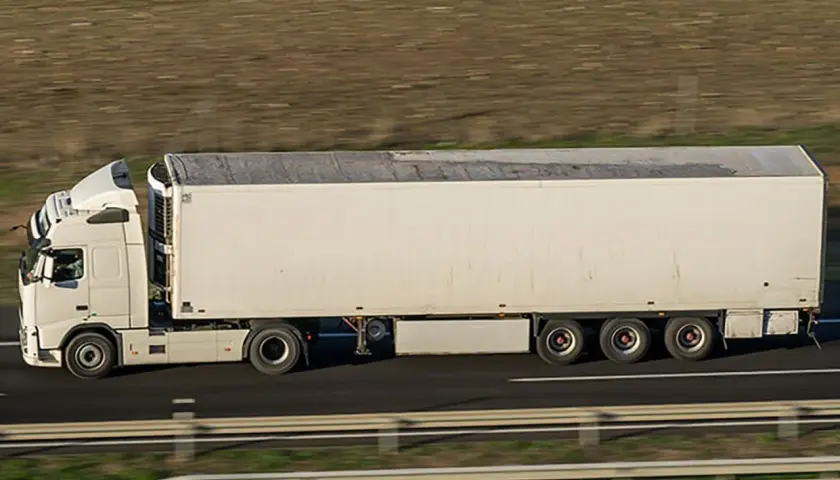 Weißer Sattelzug fährt auf Autobahn. Ein fleißiger linehaul agent sorgt für pünktliche Lieferung.