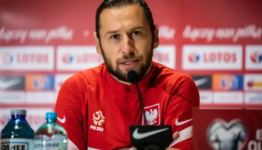 Grzegorz Krychowiak, w koszulce reprezentacji Polski, podczas konferencji prasowej. Gdzie gra? W kadrze narodowej!