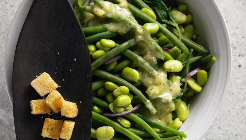 Frischer Bohnensalat mit cremiger Sauce und Croutons. Ein leichtes und leckeres Bohnensalat Rezept für den Sommer.