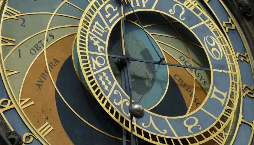 Znak zodiaku Rak na zegarze astronomicznym.