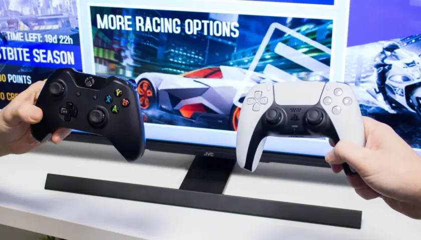 Dwa kontrolery, czarny Xbox i biały PlayStation, gotowe do gry. Dowiedz się, jak sparować pada z telewizorem, by rozpocząć wyścigi.