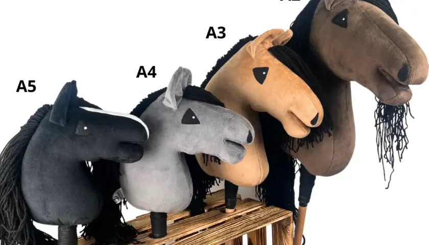 Pięć pluszowych hobby horse w różnych kolorach: czarny, szary, beżowy i brązowy. Idealne do nauki, jak uszyć hobby horse.