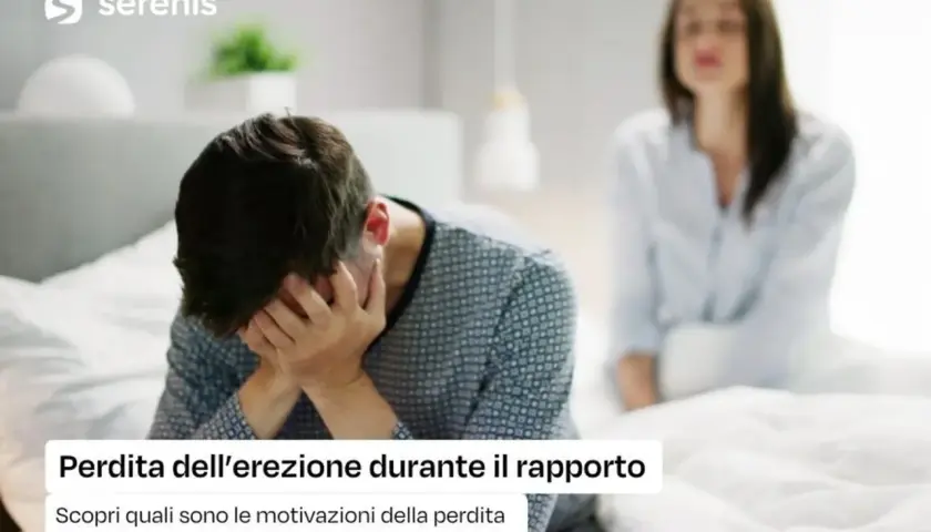 Uomo disperato a letto, con le mani sul viso, mentre una donna è seduta sullo sfondo. Il testo parla della perdita dell'erezione durante il rapporto.