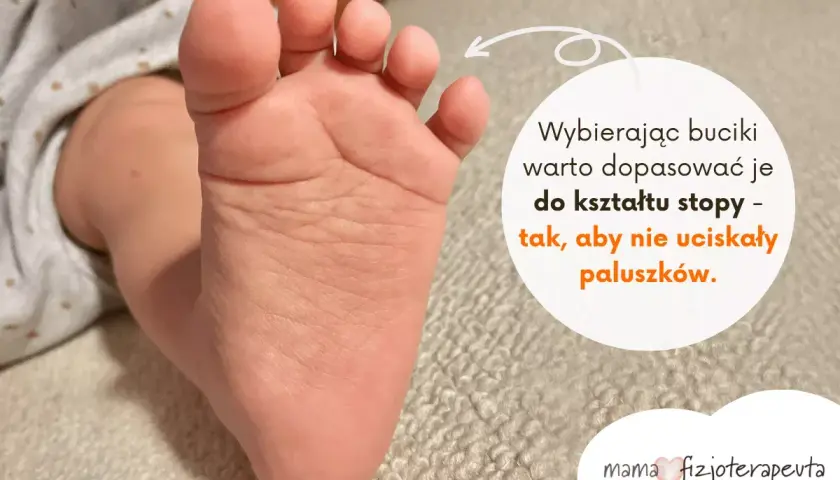 Mała stópka niemowlaka, idealna do dobrania odpowiedniego rozmiaru buta, by nie uciskał paluszków.