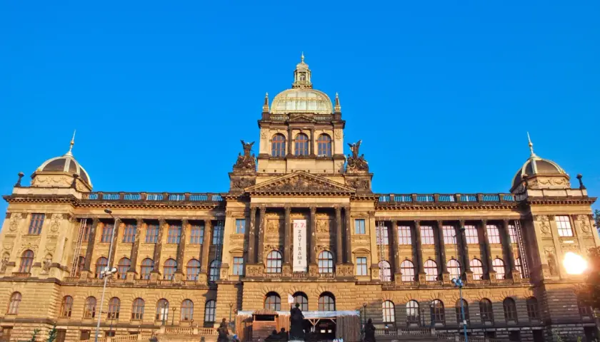 Majestatyczny budynek Narodowego Muzeum w Pradze, z kopułą i rzeźbami, zaprasza do zwiedzania.