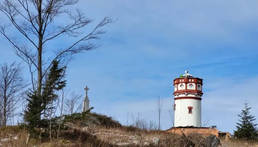 Widok na wieżę widokową i krzyż na szczycie. Trasa na Biskupią Kopę zimą.