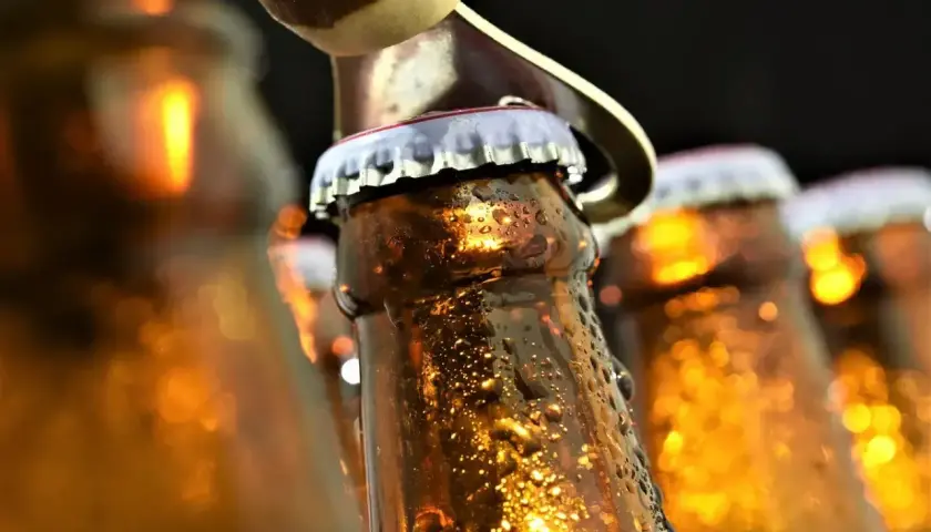 Kapsel piwa jest otwierany. Zastanawiasz się, ile gramów alkoholu ma piwo?