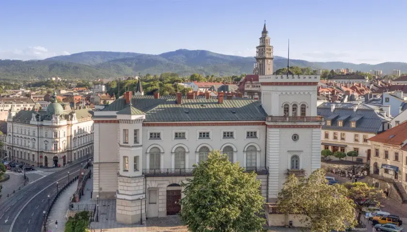 Widok na rynek w Bielsku-Białej z górującym nad nim Zamkiem Sułkowskich i wieżą ratuszową.