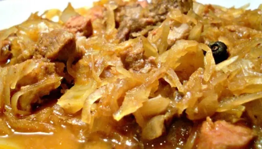 Pyszny bigos, tradycyjne polskie danie. Idealny bigos przepis na obiad.