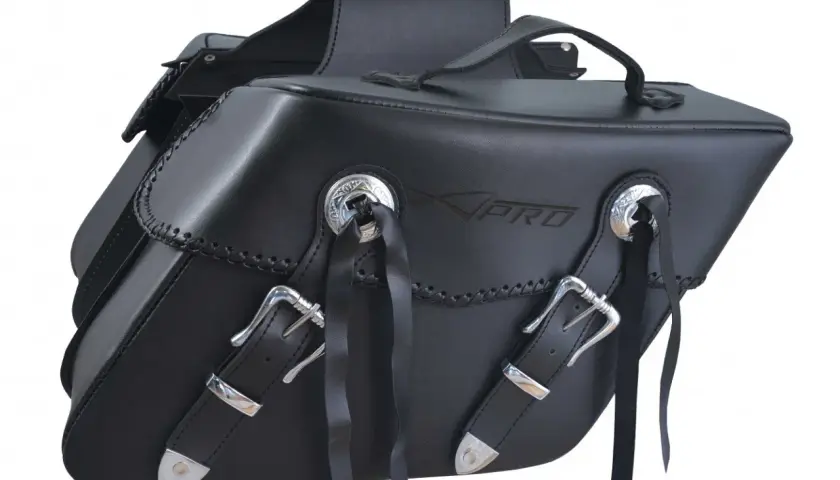 Coppia di borse moto custom usate in pelle nera, con fibbie cromate e dettagli artigianali. Perfette per dare un tocco unico alla tua moto.