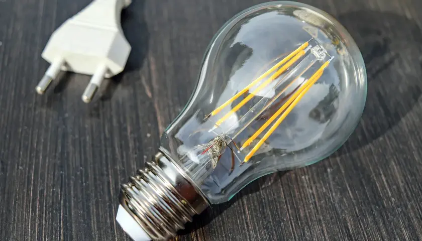 Żarówka LED 9W, ile to wat tradycyjnej? Ta nowoczesna żarówka z widocznymi filamentami jest gotowa do podłączenia.