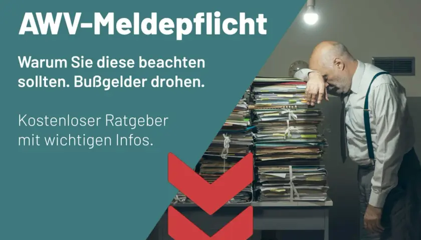 Überforderter Mann neben Aktenberg. AWV-Meldepflicht beachten, um Bußgelder zu vermeiden. Kostenloser Ratgeber mit Infos.